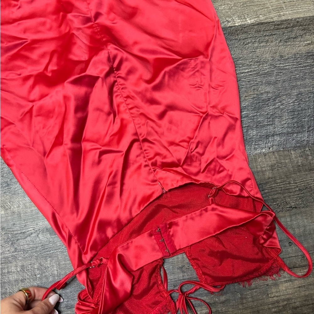 PrettyLittleThing Scarlet Satin Top - Picture 5 of 6